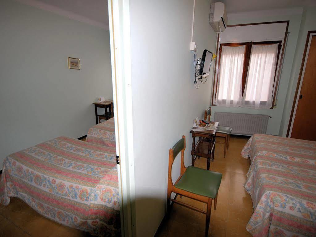 Hostal Fabrellas Caldes de Malavella Exterior foto